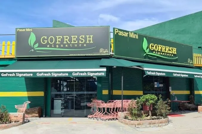 The green Go Fresh Market Signature SS18 storefront and entrance